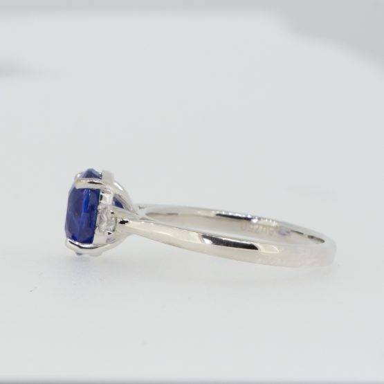 Cornflower blue Ceylon Sapphire and Diamond Three Stone Ring 18K Gold - 1982580-1