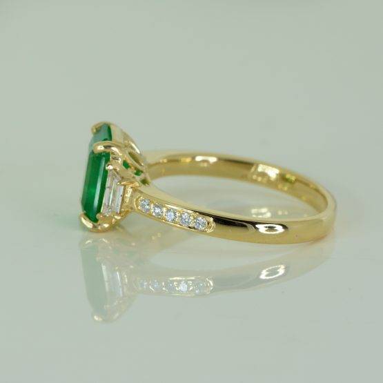 Natural Colombian Emerald and Diamond Statement Ring in 18K Gold - 1982597