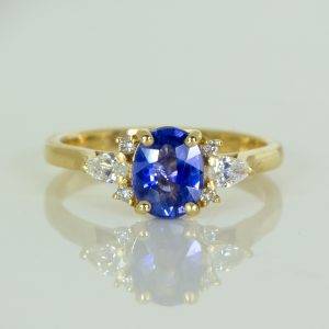 Contemporary Sapphire Ring with Diamonds in 18K Gold - 1982590