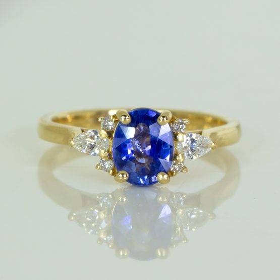 Contemporary Sapphire Ring with Diamonds in 18K Gold - 1982590