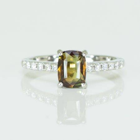 1.35 Alexandrite Solitaire Ring with accent Diamonds in 18K Gold - 1982606