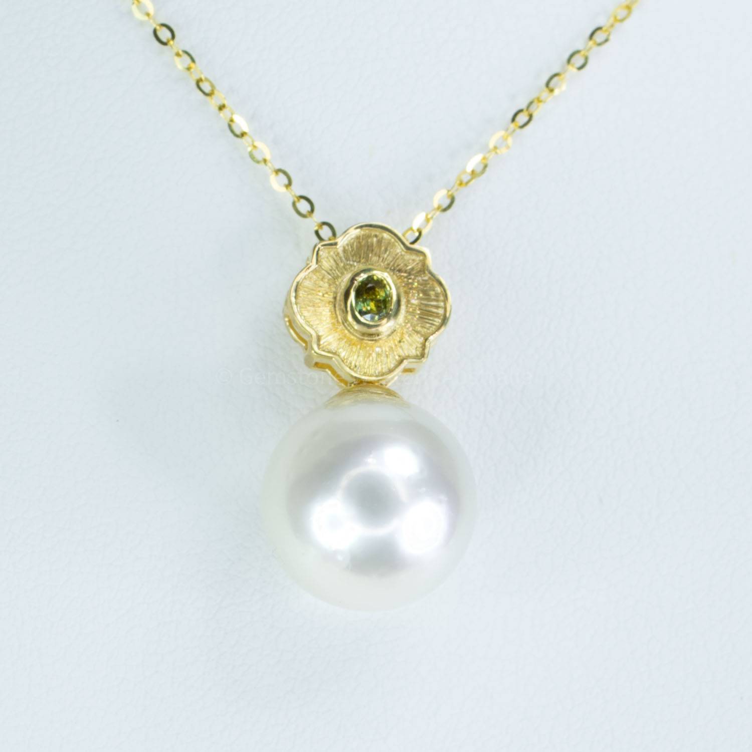 South sea pearl pendant, 18k gold with natural diamonds and emerald : r/ jewelry