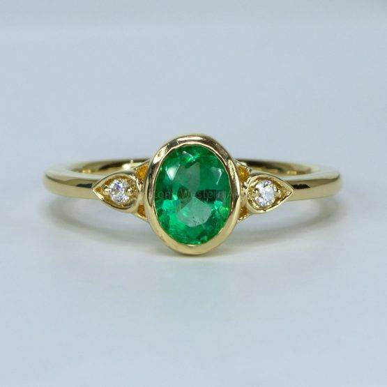 emerald and diamonds ring