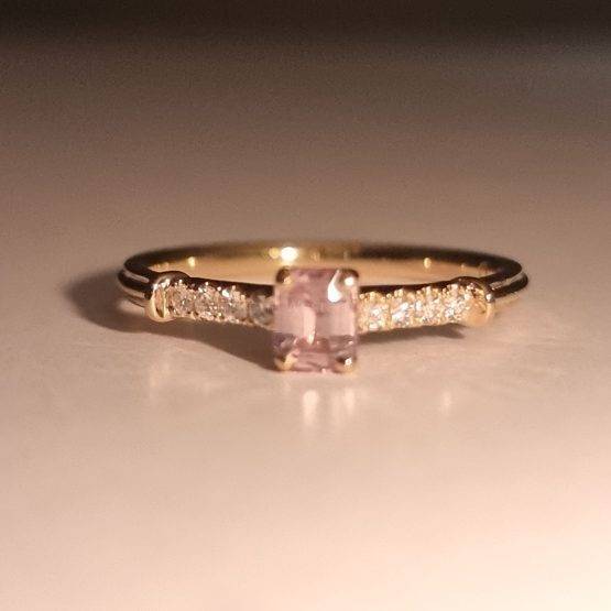 Petite Alexandrite Ring in 18K Gold - 1982665
