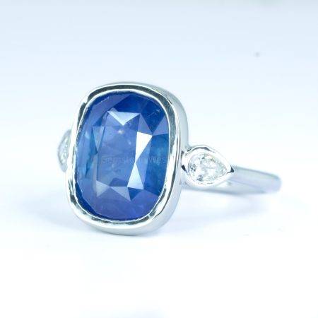 8.55ct Natural Sapphire and Diamonds Ring