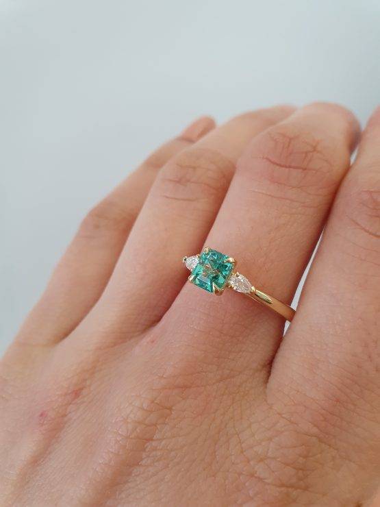 Emerald-Cut Emerald and Diamonds Ring in 18K Gold - 1982700