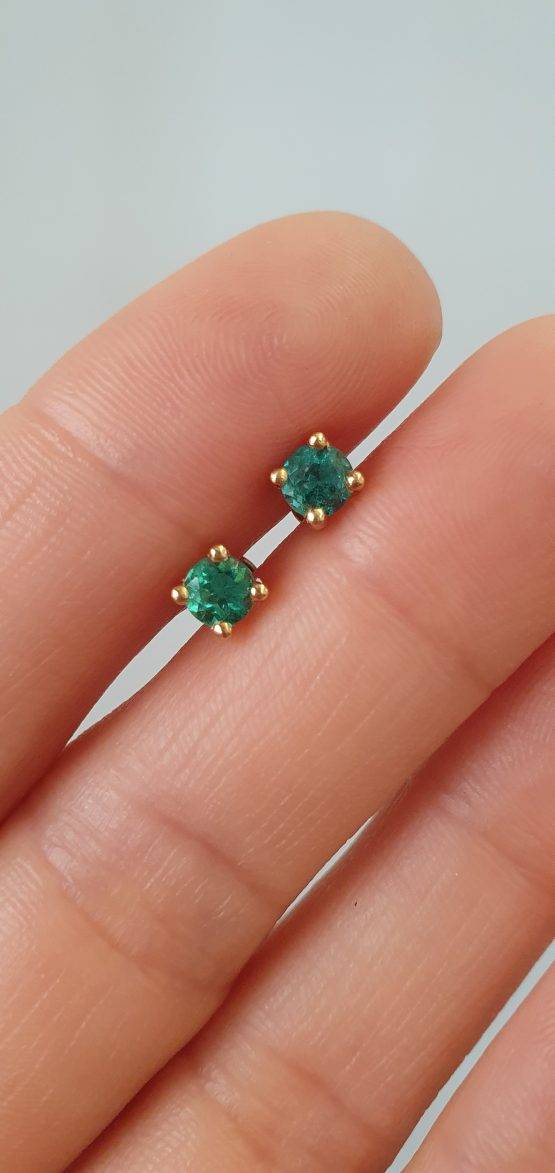 0.56ct Round Natural Colombian Emerald Stud Earrings in 18K Yellow Gold - 1982740