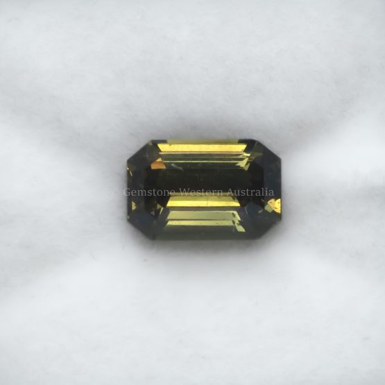 WHITE LIGHT FRONT VIEW OF 4.01 CT NATURAL UNHEATED YELLOWISH GREEN SAPPHIRE - RADIANT CUT