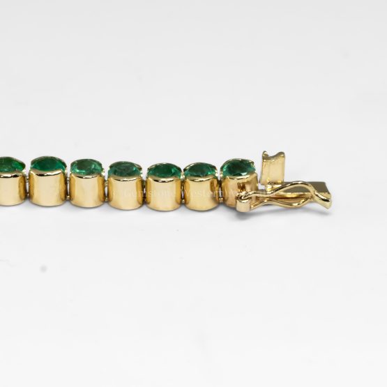 photo of clasp of 6.82ct Colombian Emerald Tennis Bracelet in 18K Yellow Gold – Certified