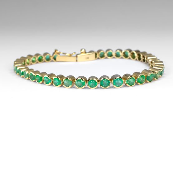 front photo of 6.82ct Colombian Emerald Tennis Bracelet in 18K Yellow Gold – Certified