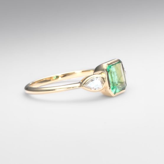 side view Colombian Emerald Engagement Ring in 18K Yellow Gold with Pear Shape Diamonds - 1982871