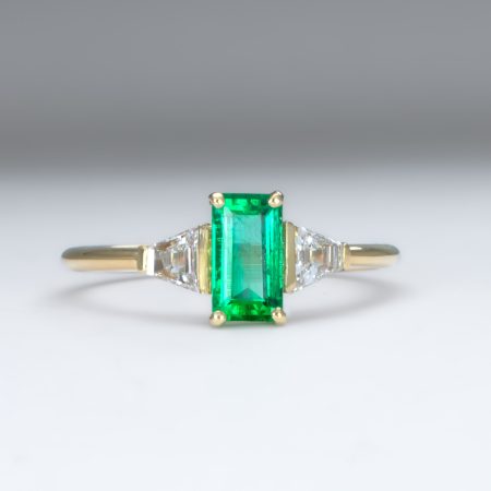 front view of Elongated Emerald Cut Ring with Colombian Emerald and Trapezoid Diamonds in 18K Yellow Gold - 1982884