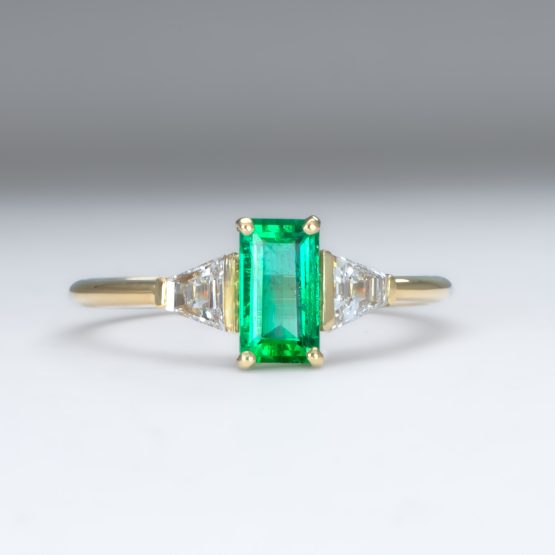 front view of Elongated Emerald Cut Ring with Colombian Emerald and Trapezoid Diamonds in 18K Yellow Gold - 1982884